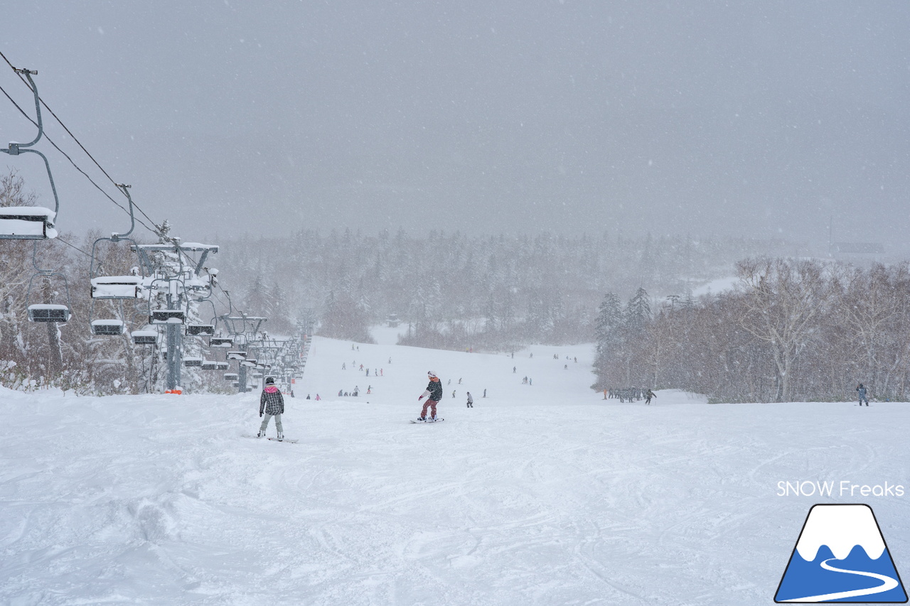 札幌国際スキー場｜オープン日からたった３日で全面滑走可能！広々ゲレンデで快適な初滑りを楽しみましょう♪そして、夜は『ARC'TERYX WINTER FILM TOUR SAPPORO』in サッポロファクトリー(^_-)-☆